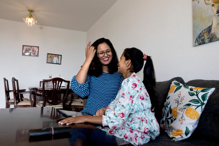 Neeti Singh ankom til Danmark fra Mumbai en snefuld dag i marts med sin treårige datter. Det billede, der står tydeligst frem i hendes hukommelse, når hun tænker på sit første møde med Danmark, var de frosne søer. Foto: Finn Frandsen