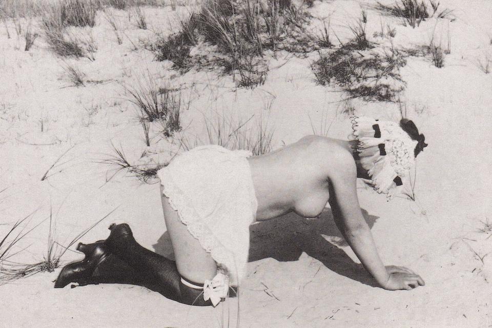 Postkortet af kvinden på stranden er taget af Mary Willumsen, der bliver regnet for verdens første kvindelige erotiske fotograf. Det er taget mellem 1909-1919 og blev solgt som postkort i kiosker. Foto: Mary Willumsen/Museet Køn