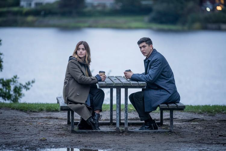 Jenna Coleman spiller eminent som kriminalbetjent Ember Manning, der sammen med sin makker Hitch (Archie Renaux) skal opklare, hvordan en brand i et feriehus hænger sammen med en forsvunden 15-årig. Foto: DR