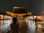 Sensoji-templet er flot oplyst om natten, og i sidegaderne hænger japanerne ud som i gamle dage. Om dagen kan det være lidt af en turistfælde. Foto: Sebastian Stryhn Kjeldtoft