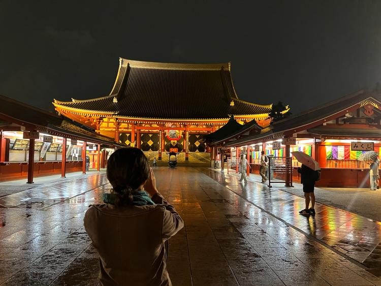 Sensoji-templet er flot oplyst om natten, og i sidegaderne hænger japanerne ud som i gamle dage. Om dagen kan det være lidt af en turistfælde. Foto: Sebastian Stryhn Kjeldtoft