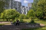 The city park in Ørestad City between Field's and Bella Center was initially a windswept lawn. Now, it's a large park with trees, windbreaks, hilly areas, and sports fields. It's frequently used by the diverse residents of the neighborhood. Foto: Nicolai West
