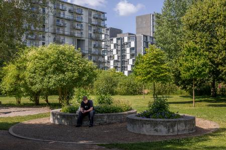The city park in Ørestad City between Field's and Bella Center was initially a windswept lawn. Now, it's a large park with trees, windbreaks, hilly areas, and sports fields. It's frequently used by the diverse residents of the neighborhood. Foto: Nicolai West