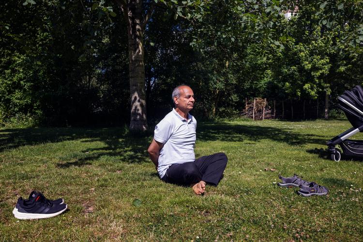 Mangat Ram is a finance employee at Copenhagen Municipality and has lived in Ørestad for 18 years. He practices yoga in the City Park. »Recently, many of my fellow countrymen from India have moved to the area, which is great. They work in IT and earn well at Maersk and other big companies. After work, we meet in the park and chat, and we also celebrate our religious festivals together.« Foto: Nicolai West