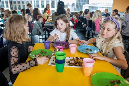 9-year-old Anna Pirsarska in the middle came to Denmark two years ago from Poland. 10-year-old Agnes' (right) parents are Danish, but her friends are from all over the world: »I have a really good friend from China. They have Chinese decorations on the walls and lots of pianos around. They love playing the piano. And they sit on the floor when they eat.« Foto: Nicolai West
