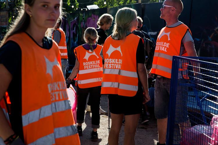 Frivillige medarbejdere på festivalpladsen på Roskilde Festival. Deres dopamin-center belønnes, men ikke af alkohol. Foto: Emma Sejersen