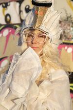 Svaneprinsessen Tanja Zabell, der på Roskilde Festivals skateområde, byder gæsterne op til dans på hjul. Foto: Signe Lægsgaard