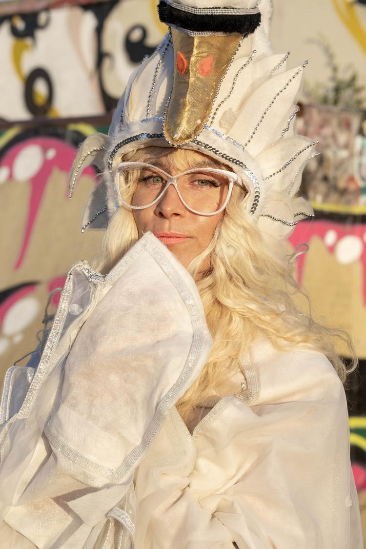 Svaneprinsessen Tanja Zabell, der på Roskilde Festivals skateområde, byder gæsterne op til dans på hjul. Foto: Signe Lægsgaard