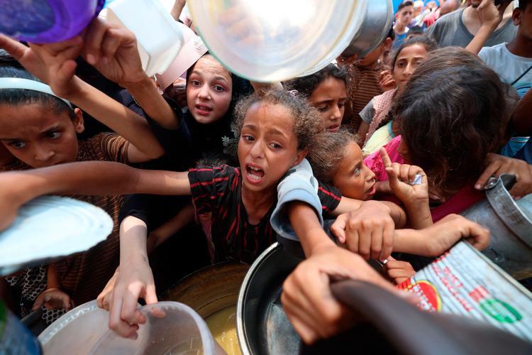 Palæstinensiske børn i kø for at få mad ved Nuseirat i Gaza 30. juni. Foto: Eyad Baba/Ritzau Scanpix
