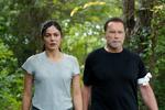 Datter Emma (Monica Barbaro) og far Luke (Arnold Schwarzenegger) er på glatis i begge sæsoner af action-komedieserien 'FUBAR'.  Foto: Netflix