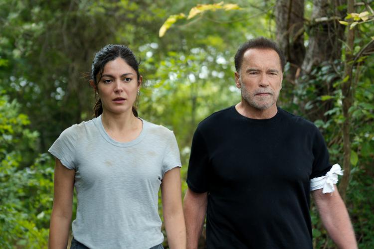 Datter Emma (Monica Barbaro) og far Luke (Arnold Schwarzenegger) er på glatis i begge sæsoner af action-komedieserien 'FUBAR'.  Foto: Netflix