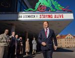 Jan Stenbeck (spillet af Jakob Oftebro) forstod at iscenesætte sig selv for pressen. Foto: SVT