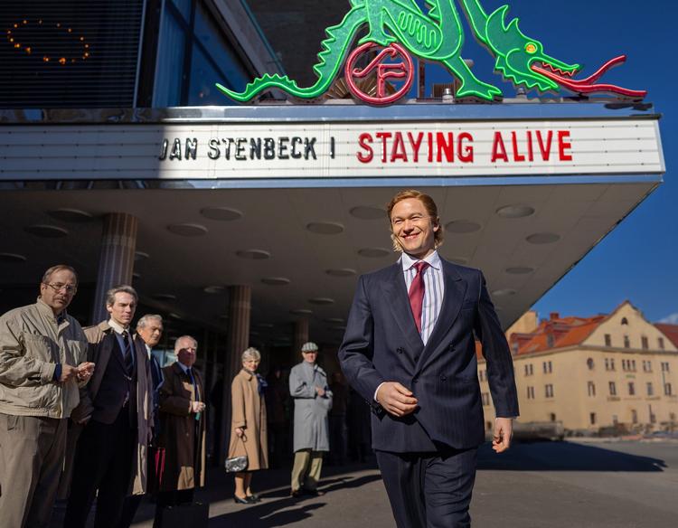 Jan Stenbeck (spillet af Jakob Oftebro) forstod at iscenesætte sig selv for pressen. Foto: SVT