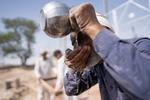 En murerarbejdsmand tager en drikkepause Rajasthan i Indien, hvor temperaturen på denne tid af året kan overstige 40 grader. 
 Foto: Anindito Mukherjee/Ritzau Scanpix