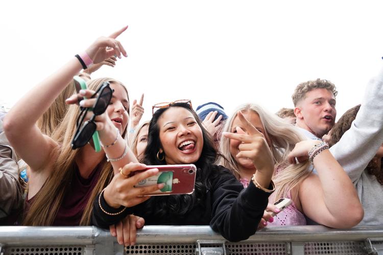 Dig eller musikken? Her ses publikum, da Lamin i juni spillede på Tinderbox. Arkivfoto:  Helle Arensbak