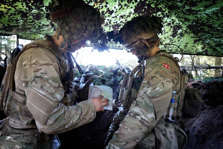 Forsvaret vil gerne give sine ansatte mere fleksibilitet og åbner for fritagelse fra udsendelser. Billedet er fra en øvelse i Oksbøl.  Foto: Jens Dresling