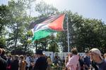De palæstinensiske flag er tydelige overalt på festivalen. Her bæres det eksempelvis af folk på vej mod torsdagens koncert med Aphaca. Foto: Cecilie Rolvung