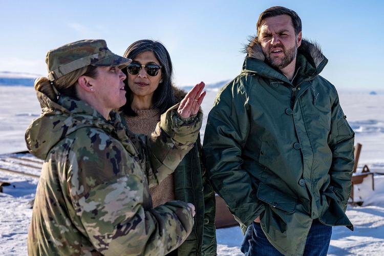 USA’s vicepræsident, JD Vance, og hans hustru, Usha Vance, lytter til oberst Susannah Meyers under en rundvisning på den amerikanske Pituffik Space Base i Grønland, 28. marts 2025. To uger senere blev Meyers fyret. Foto: Jim Watson/Ritzau Scanpix