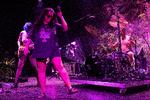 Megan Osztrosits nåede både at kradse hul i et stort sår i panden, hamre mikrofonen i hovedet på sig selv og slå en flig af en tand af under Couch Sluts koncert torsdag på Roskilde Festival. Foto: Peter Hove Olesen
