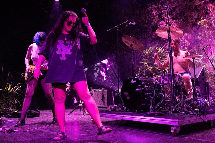 Megan Osztrosits nåede både at kradse hul i et stort sår i panden, hamre mikrofonen i hovedet på sig selv og slå en flig af en tand af under Couch Sluts koncert torsdag på Roskilde Festival. Foto: Peter Hove Olesen