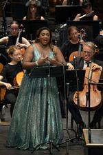 Angel Blue har en af de største stemmer i nutidig opera. I Tivoli viste hun den imidlertid frem i tyske orkesterlieder af Richard Strauss. Foto: Miriam Dalsgaard