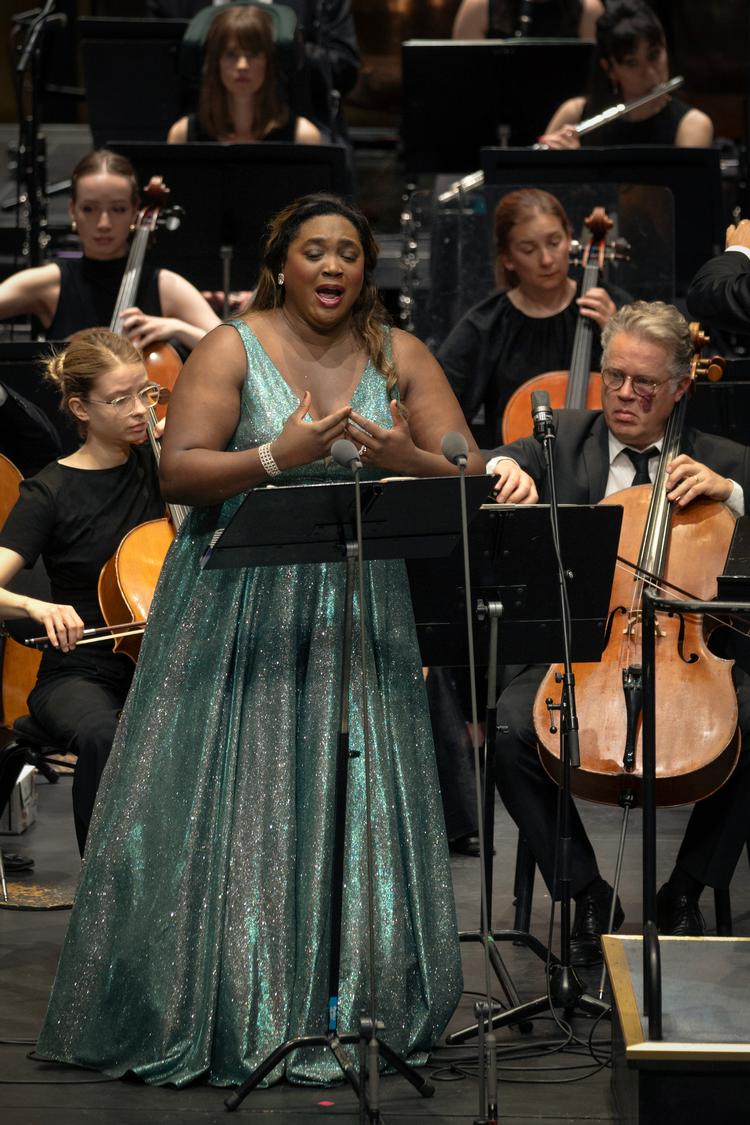 Angel Blue har en af de største stemmer i nutidig opera. I Tivoli viste hun den imidlertid frem i tyske orkesterlieder af Richard Strauss. Foto: Miriam Dalsgaard