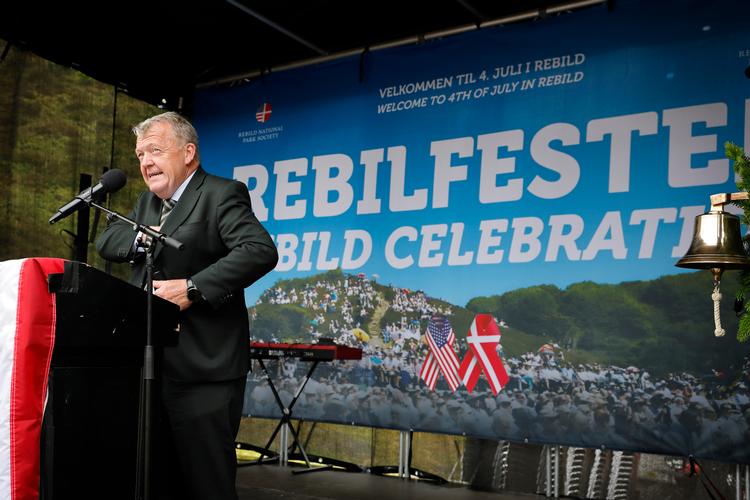 Among past speakers and guests are names such as Victor Borge, Walt Disney, and Queen Margrethe II, as well as Richard Nixon and George H.W. Bush during their time as vice presidents – and Ronald Reagan when he was governor of California. At the Rebildfest on July 4, 2025, Foreign Minister Lars Løkke Rasmussen (M) took the podium. Foto: Jens Dresling