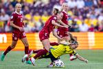 Sveriges Kosovare Asllani (L) og Karen Holmgaard i åbningskampen ved kvindernes europamesterskaber i fodbold. EPA/MARTIAL TREZZINI EDITORIAL USE ONLY Foto: Martial Trezzini/Ritzau Scanpix