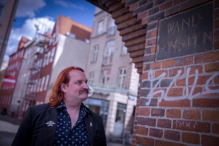 Vejnavnesamleren Peter Brodersen ved Vandkunsten i København, som i 1700-tallets retskrivning hed Wandkonsten, og som blev opkaldt efter et pumpeværk, der for længst er væk. Foto: Miriam Dalsgaard