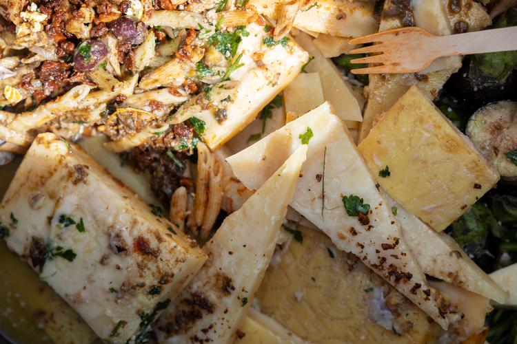 Madboderne har op mod 20 tons mad i overskud efter Roskilde Festival. De seneste år er maden blevet genanvendt og delt ud til sociale formål. Det sker ikke i år.  Foto: Thomas Borberg