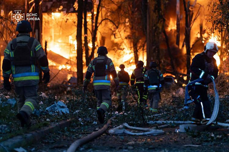  Det var krigens hidtil største angreb, der ramte den ukrainske hovedstad Kyiv natten til fredag. 550 missiler og droner ramte ned over byen - det største antal  i de mere end tre år, krigen har stået på. 
 Foto: Handout/Ritzau Scanpix