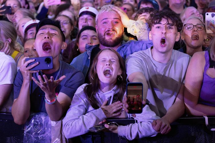 Gå i dialog med de unge, Roskilde! Det gjorde navne som Annika, Charli XCX, Aphaca og Olivia Rodrigo ved deres koncerter i år. Her er det publikum til sidstnævntes koncert på Orange fredag aften.   Foto: Signe Lægsgaard
