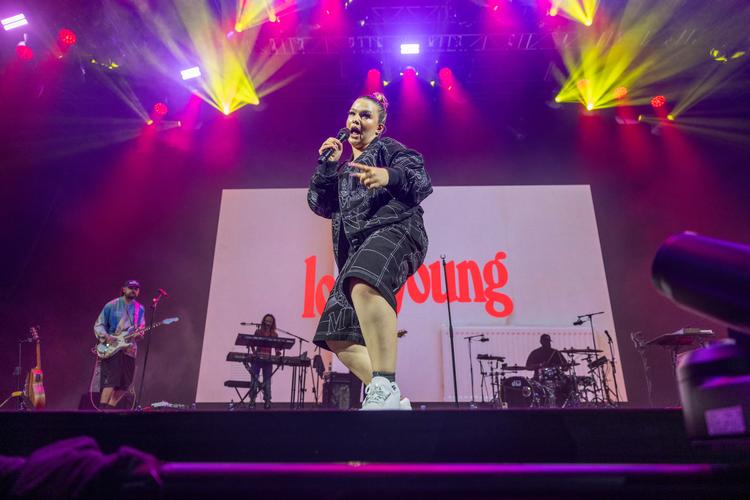 Lola Young var en skøn, speedsnakkende torpedo, men trods hendes totale charme og store stemme var hendes koncert præget af umiskendelige begyndervanskeligheder. Foto: Nicolai West