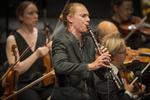 Jonas Frølund lavede den helt store præstation som solist i Carl Nielsens klarinetkoncert. Foto: Miriam Dalsgaard