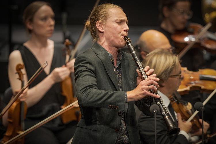 Jonas Frølund lavede den helt store præstation som solist i Carl Nielsens klarinetkoncert. Foto: Miriam Dalsgaard