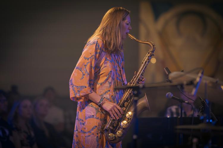 Cecilie Strange fremmanede tusmørkeblå og lejrbålsvarme stemninger i Brorsons Kirkes indre. Foto: Miriam Dalsgaard