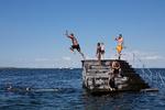 Sommervejret vender tilbage senere på ugen. Her nyder folk vejret på Amager Strand.  Foto: Thomas Borberg