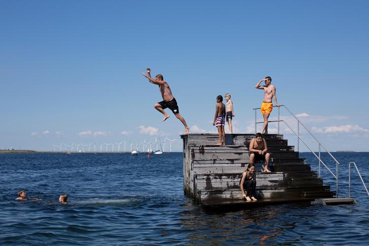 Sommervejret vender tilbage senere på ugen. Her nyder folk vejret på Amager Strand.  Foto: Thomas Borberg