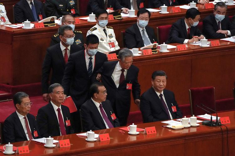 I 2022 blev Kinas tidligere statsleder, Hu Jintao, fysisk fjernet af vagter under Kommunistpartiets 20. partikongres. Scenerne gik verden rundt, og det diskuteres fortsat, om det var en magtkamp eller bare en syg mand, der skulle have hjælp.  Foto: Andy Wong/Ritzau Scanpix