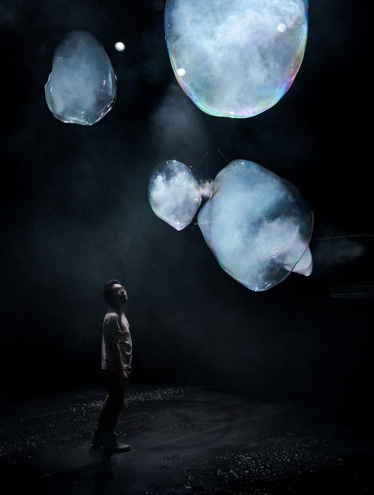 Med det vidunderlige værk 'Beyond the Horizon' indtager den britisk-japanske duo A.A. Murakami rummet med sæbebobler så store, at de bliver skulpturer i det korte sekund, før de brister.  Foto: David Stjernholm 