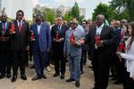 Sydafrikas præsident Cyril Ramaphosa (th.) har søgt at mægle i konflikten mellem Ukraine og Rusland. I 2023  deltog han i en mindeceremoni for russernes massakre mod civile i den ukrainske by Bucha sammen med ledere fra Egypten, Comorerne, Senegal og Zambia.  Foto: Efrem Lukatsky/Ritzau Scanpix