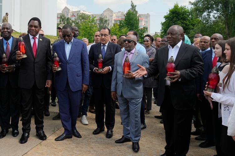 Sydafrikas præsident Cyril Ramaphosa (th.) har søgt at mægle i konflikten mellem Ukraine og Rusland. I 2023  deltog han i en mindeceremoni for russernes massakre mod civile i den ukrainske by Bucha sammen med ledere fra Egypten, Comorerne, Senegal og Zambia.  Foto: Efrem Lukatsky/Ritzau Scanpix