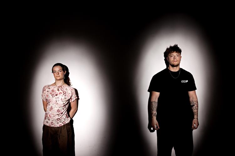 Asta Kofod er 19 år og politisk aktiv i Rød-Grøn Ungdom. Hun mener, at feminismen trænger til en ny branding, så flere kan spejle sig i den. 23-årige Alex Maurice arbejder i Brugsen og bruger sin fritid på træning. Han mener ikke, at fuldstændig ligestilling er mulig.  Foto: Jacob Ehrbahn