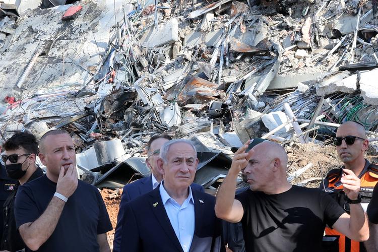 Israels premierminister Benjamin Netanyahu  besøger det ødelagte Weizmann Institut i byen Rehovot. Forskningscentret blev ramt af iranske missiler under den 12 dage lange krig. Foto: Jack Guez/Ritzau Scanpix