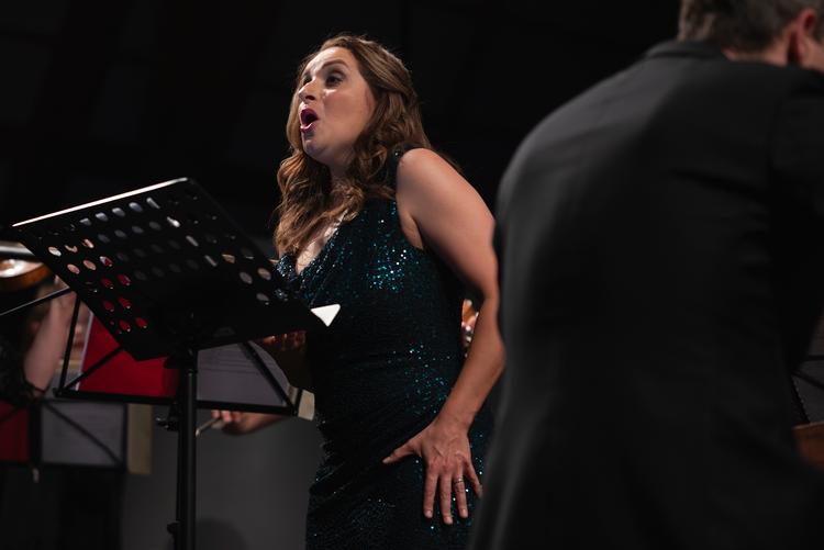 En af dette års internationale virkelig gode overraskelser på Hindsgavl Festival var den iransk-britiske sanger Soraya Mafi. Foto: Cecilia Gaeta