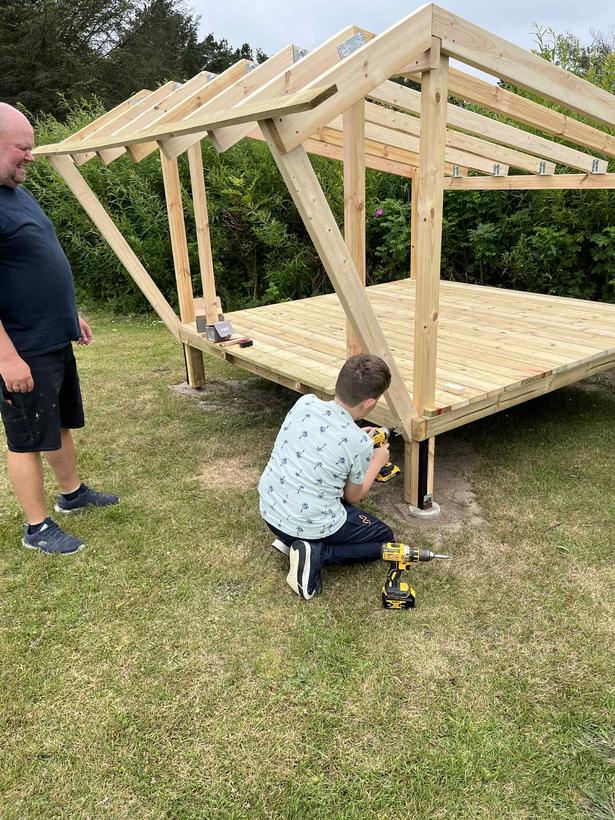 Jens often helps with building projects. Here, he's working on a shelter at the family's summer house on Saturday. Sunday, there was a topping-out ceremony for it. Foto: Privat