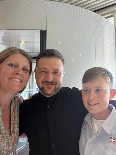 Zelenskyy was actually on his way out the door when he and Jens waved to each other, and they managed to take a selfie. Foto: Privat