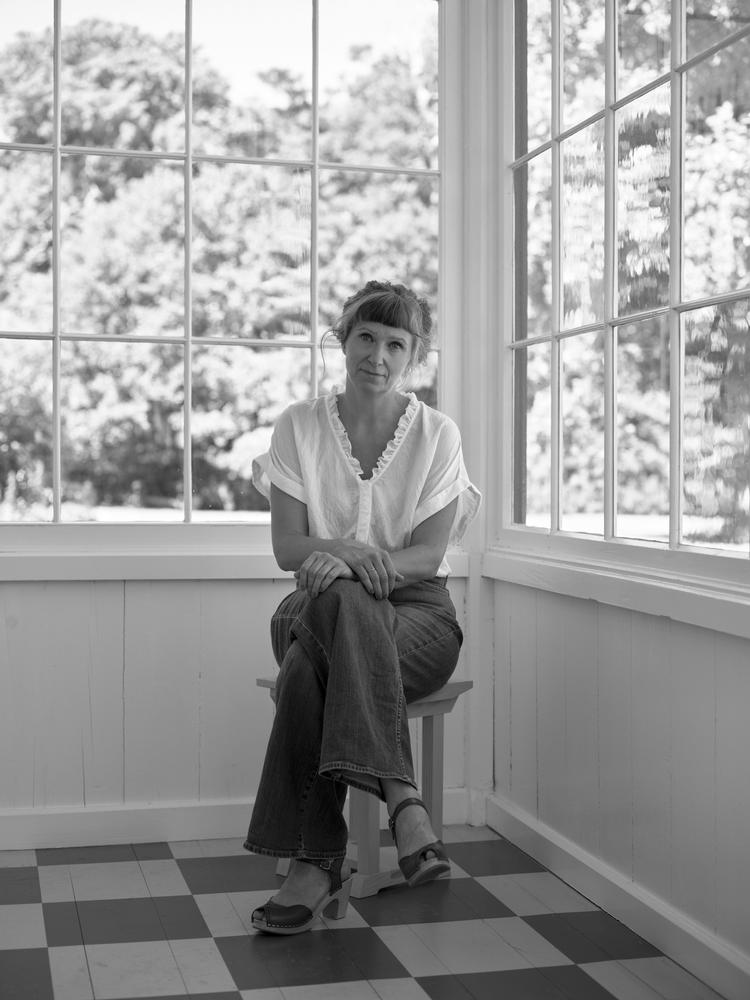 Astrid Krusen Jensen bruger gerne forældede Polaroid-film, så kemien er udforudsigelig og billedernes udtryk særlige. Farverne douce, flydende, poetiske.​ Foto: Malle Madsen