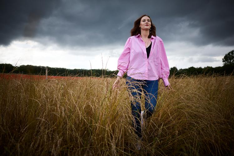 Amalie Haubro er blevet mobbet det meste af sin skoletid:
»Hver dag prøver jeg at have en positiv tilgang til verden. Men det ligger dybt i mig, at fællesskabet ikke har villet mig noget godt«.
 Foto: Claus Bjørn Larsen