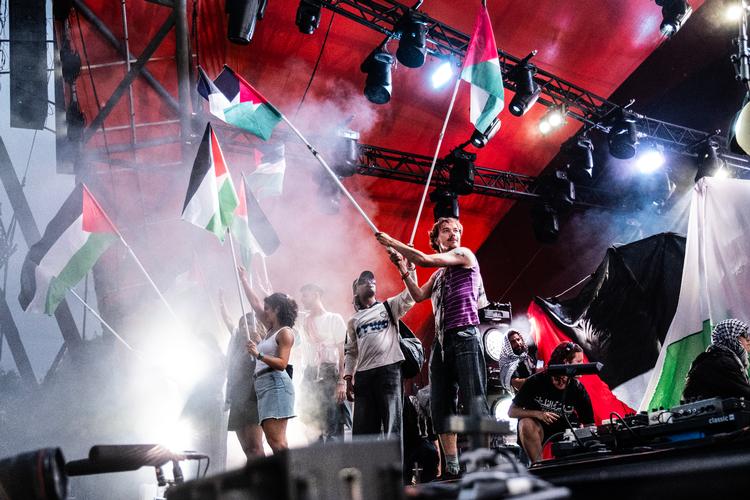 Fontaines D.C. spillede på Orange Scene og havde inviteret gæster på scenen - der chantes og råbes Free Palestine og Grønland på Roskilde Festival onsdag den 2. juli 2025.. (Foto: Helle Arensbak/Ritzau Scanpix) Foto: Helle Arensbak/Ritzau Scanpix